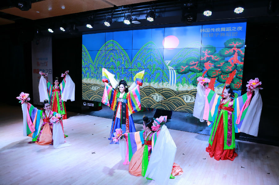 演出一开始,韩国文化院k-pop舞蹈特讲班讲师石镇旭带来了《阿里郎》的